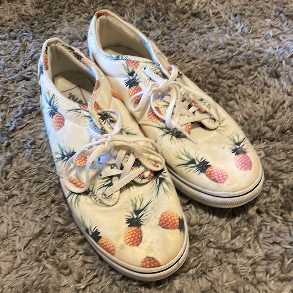 Van’s pineapple edition, Women’s size 9.5